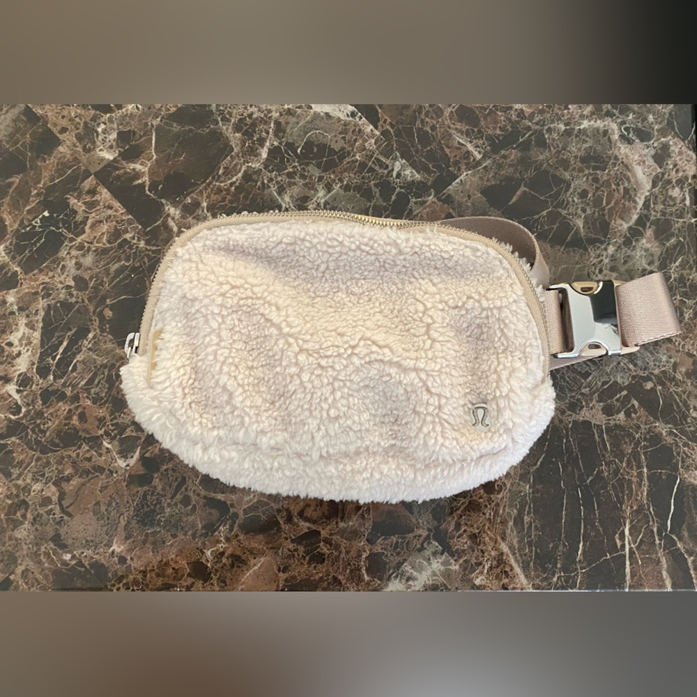 Lululemon Belt Bag Natural Ivory / Trench Sherpa